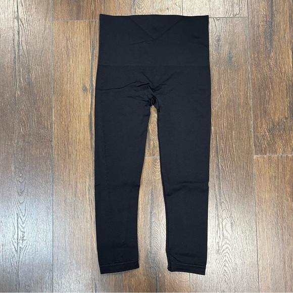 RED HOT by SPANX Shaping Capri Leggings SZ LG - Picture 5 of 8